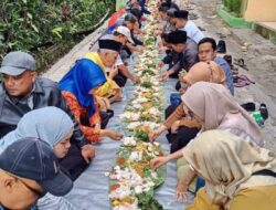 Tuntas Betonisasi Jalan, Warga Sudaya Girang Makan Liwet Sepanjang 152 meter