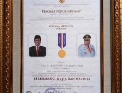 Zero Desa Tertinggal, Bupati Sukabumi Dianugrahi Lencana Bhakti Desa Pertama Oleh Mendes PDTT