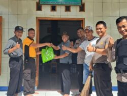 Jum’at Barokah di Sukabumi, Polisi Bersih-bersih Mesjid dan Bagikan Sembako