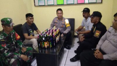 Puluhan Botol Miras Disita Polisi dari Warung Jamu di Kalapanunggal Sukabumi