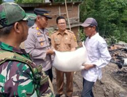 Kapolsek Warungkiara Resor Sukabumi Bantu Warga Yang Kena Musibah Kebakaran