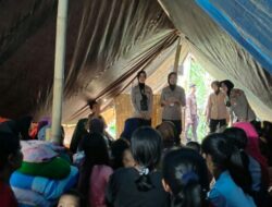 Tim Trauma Healing Polres Sukabumi Hibur Anak-anak Korban Gempa Cianjur, Bersholawat Sambil Salurkan Bantuan