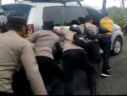 Kendaraan Mogok di Tikungan Leter S Cikidang, Personil Pos PAM Sigap Mendorong