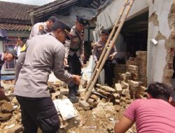 Kapolres Sukabumi Bantu Perbaiki Rumah Warga Yang Rusak Akibat Gempa