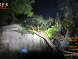 Angin Kencang Disertai Hujan Deras Sebabkan Pohon Tumbang Menimpa Rumah di Balekambang Nagrak