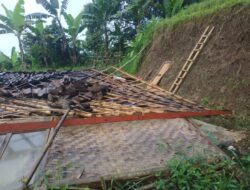 Angin Kencang Porakporandakan Rumah di Kadudampit Sukabumi