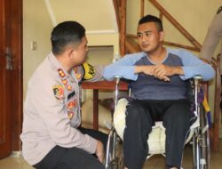 Jenguk Anggotanya yang Menderita Lumpuh, Kapolres Sukabumi : Jangan Khawatir Kau Tidak Sendirian