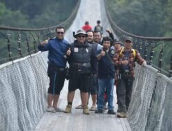 Bupati Marwan Coba Sensasi Flying Fox Situ Gunung, Destinasi Baru di Utara Kabupaten Sukabumi
