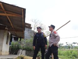 Kapolres Sukabumi Bawa Pasukan Brimob Bantu Warga yang Kena Bencana angin Puting Beliung