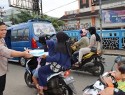 Ramadhan Hari Pertama, Kapolres Sukabumi Berbagi Takjil di Pasar Palabuhanratu