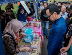 Walikota Bogor Ngabuburit, Borong dan Bagikan Takjil Hingga Jenguk Warga