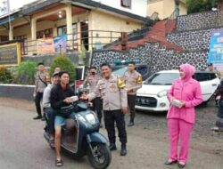 Bhayangkari dan Jajaran Polsek Sagaranten Membagikan Takjil Kepada Masyarakat