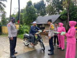 Polsek Ciemas Resor Sukabumi Bagikan Takjil Kepada Masyarakat dan Pengendara Motor