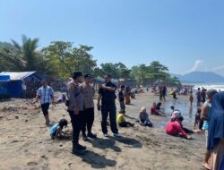 Waspadai Lakalaut, Polres Sukabumi Kerahkan Anggota Lakukan Himbau kepada Wisatawan