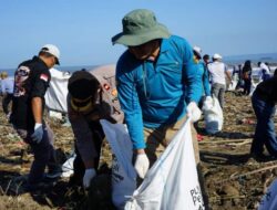 Aksi Nyata Peduli Lingkungan Hidup, Ribuan Masyarakat Bersihkan Pantai Talanca Loji