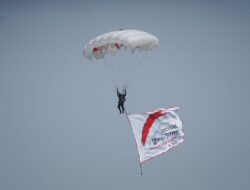 Meriahnya Penutupan FMP di ATS, Ada Terjun Payung Hingga Kolosal