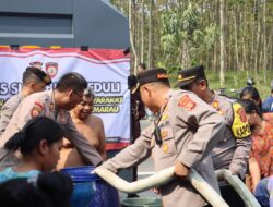 Polres Sukabumi Salurkan Air Bersih kepada Warga yang Terdampak Kemarau
