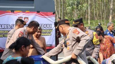 Polres Sukabumi Salurkan Air Bersih kepada Warga yang Terdampak Kemarau