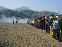 Kegiatan Clean Up Pantai Sanggrawayang Warnai HUT TNI ke-78 di Kabupaten Sukabumi