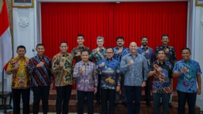 Walo Kota Bogor Bima Arya bersama delegasi Sesko TNI dan Perwira Siswa (Pasis) Mancanegara di Balai Kota, Senin (16/10/2023) // (Foto : Dok Diskominfo Kota Bogor)