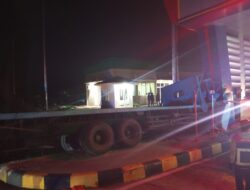Truk Tronton Nabrak Penyangga Gerbang Tol Parungkuda, Pengemudi dan Penumpang Tewas