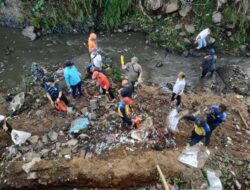 Gugah Peduli Kebersihan, Pj Walkot Sukabumi Beserta Jajaran Bersihkan Sampah Sungai