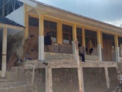 Pejabat Disdik Kabupaten Sukabumi Tinjau Kondisi SD Pandan Arum di Kecamatan Kabandungan Pasca Gempa