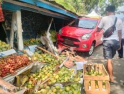 Mobil Ayla Merah Tabrak 8 Pengendara Motor dan Kios Buah