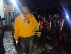 Polisi dan Tim SAR Gabungan Evakuasi Korban Tertimbun Longsor di Nagrak