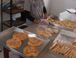 WBP Perempuan Lapas Warungkiara Berkreasi Hasilkan Produk Roti dan Fizza