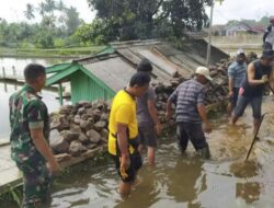 Anggota Polsek dan Koramil Cisaat Bantu Masyarakat Bersihkan Material Longsor