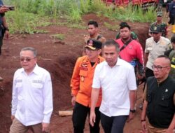 Dampingi Pj Gubernur Jabar Tinjau Lokasi Bencana Cibadak, Wabup Sukabumi Tegaskan Pentingnya Logistik dan Kesehatan