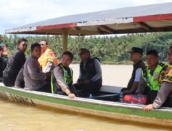 Sebrangi Sungai, Kapolres Sukabumi Mengecek TPS Terjauh dan Sulit di Jangkau
