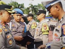 Kapolresta Bandung Berikan Penghargaan Kepada Puluhan Personil Polresta Bandung dan Dua Orang Masyarakat
