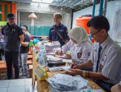 Saat Wali Kota Bogor Tinjau TPS, Dijumpai Petugas KPPS Kompak Berseragam SMA