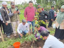 Dishut Prov Jabar Tanam 300 Bibit Pohon di Sukaraja Kab Sukabumi Guna Letarikan Lingkungan