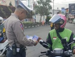 Tingkatkan Disiplin Berlalulintas, di Sukabumi Kota Polisi Sebar Brosur Kamseltibcarlantas