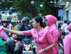 Berkah Ramadhan, Polres Sukabumi Bagikan Ratusan Takjil Kepada Pengguna Jalan di Palabuhanratu