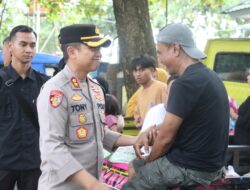 Kapolres Sukabumi dan Anggota Alihkan Wisatawan yang Naik Mobil Bak Terbuka ke Angkot