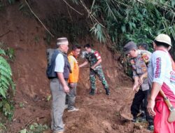 TNI-Polri Kolaborasi dengan Masyarakat Parakansalak Sukabumi Bersihkan Saluran Irigasi