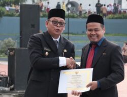 Kepala SDN Nanggeleng I Meraih Hassan Wirajuda Perlindungan WNI Award