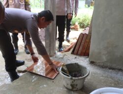 Polres Sukabumi Lakukan Baksos Bedah Rumah di Desa Sukamulya Caringin