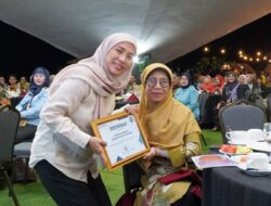 Ketua FSKSS Hj Yani Jatnika Marwan Terima Penghargaan dari Fornas KKS