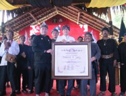 Menkumham RI Dianugrahi Gelar Sinatria Pinayungan Saat Membagian 35 Sertifikat KIK dan Indikasi Geografis