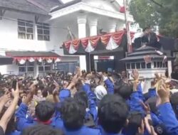 Kawal Putusan MK, Ratusan Mahasiswa Sukabumi Lakukan Aksi di DPRD Kota