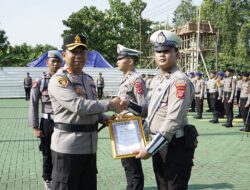 Kapolres Sukabumi Berikan Penghargaan Kepada Personil Berprestasi