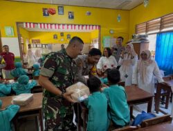 Upaya Penurunan Stunting di Kabupaten Sukabumi, Kapolres Bersama Dandim Bagikan Makan Bergizi Kepada Pelajar SD