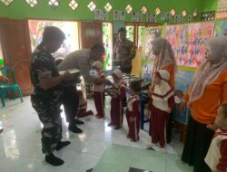 Kapolsek Bersama Danramil Palabuhanratu Kunjungi PAUD Riyadhul Aliyah, Bagikan Susu dan Paket Makan Siang Gratis