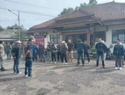 Jelang Pencoblosan, APK di Kecamatan Parungkuda Dibersihkan