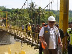 Bupati Sukabumi Tinjau Pembangunan Jembatan Cilalay Warungkiara